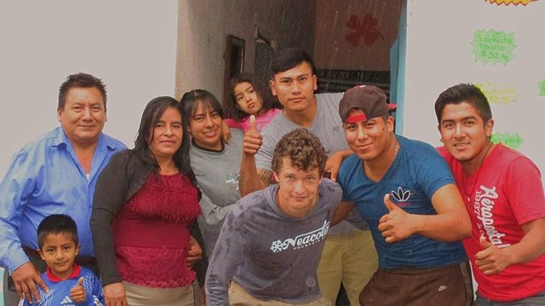 Timon-Dubbeling-midden-maakte-op-zijn-reis-veel-vrienden-zoals-hier-in-Mexico-foto-via-Timon-Dubbeling