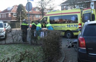 Fietsster loopt zwaar beenletsel op bij aanrijding met personenauto, Willem de Zwijgerlaan in Voorschoten