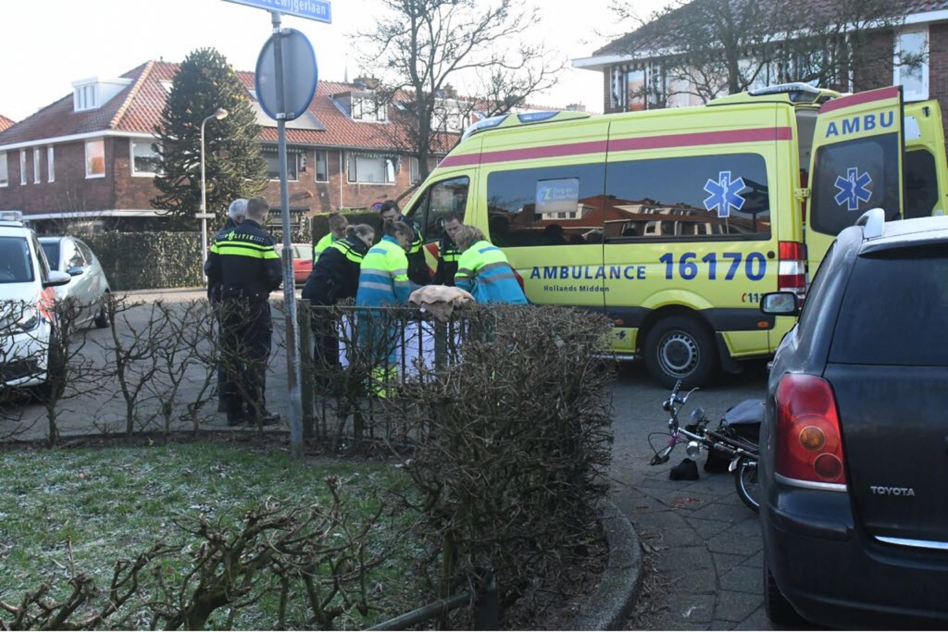 Fietsster loopt zwaar beenletsel op bij aanrijding met personenauto, Willem de Zwijgerlaan in Voorschoten
