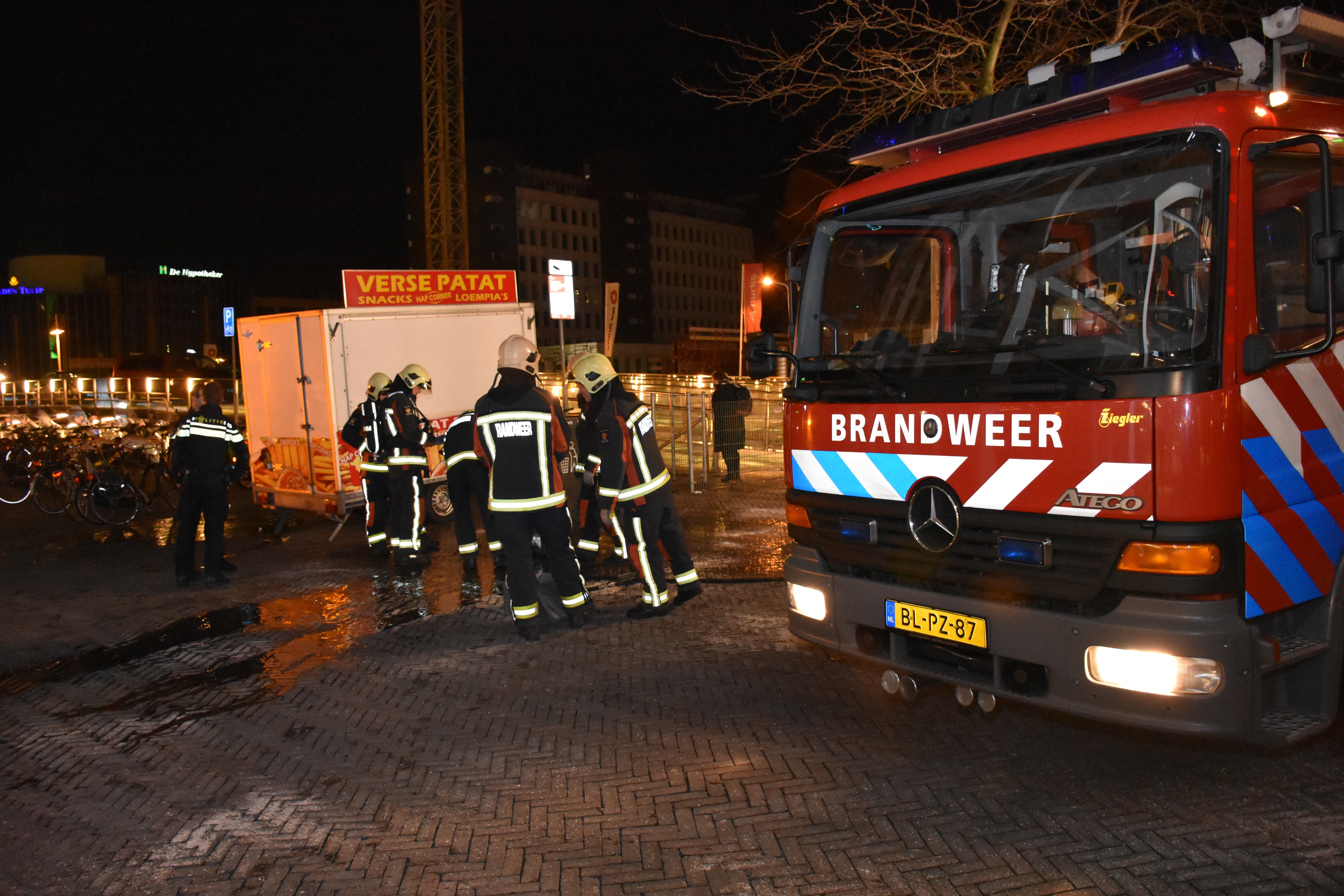 Slordigheid zorgt voor brand in prullenbak, Stationsplein in Leiden
