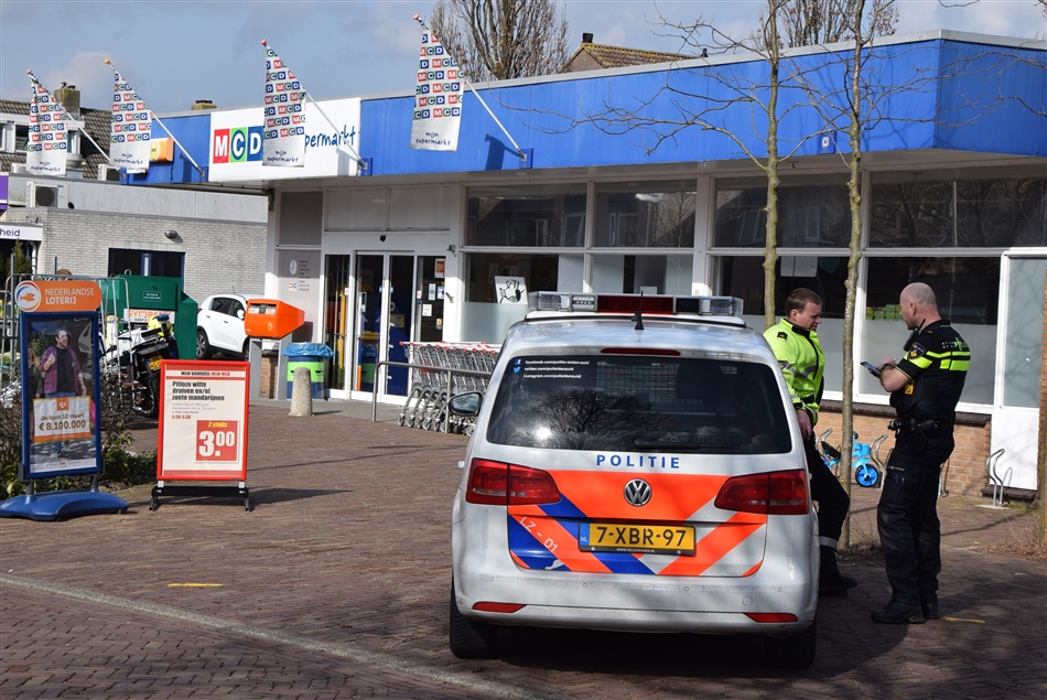 20180300 politie bij supermarkt