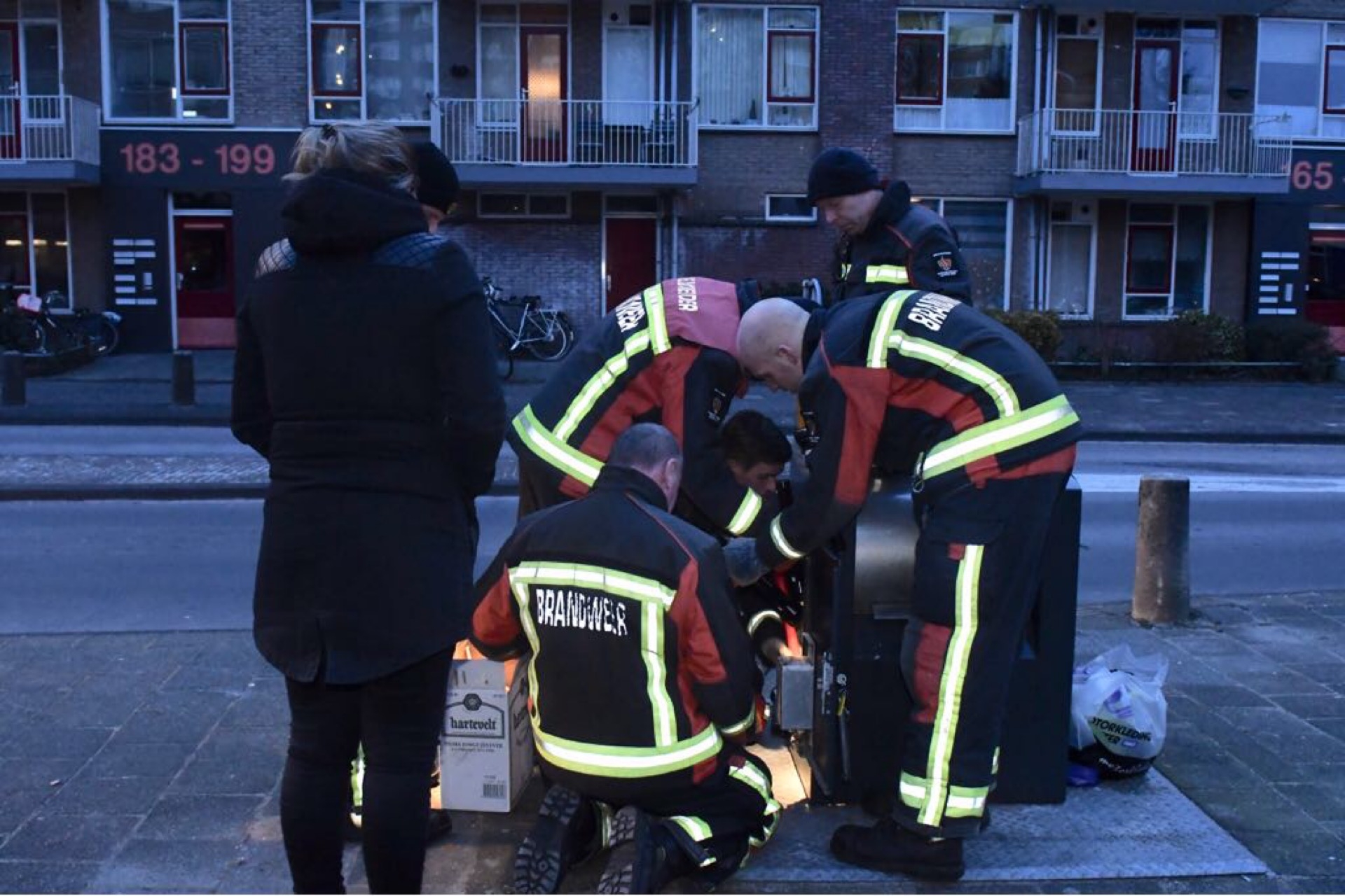 Brandweer helpt OV-kaart zoeken in vuilcontainer, Kennedylaan in Leiden