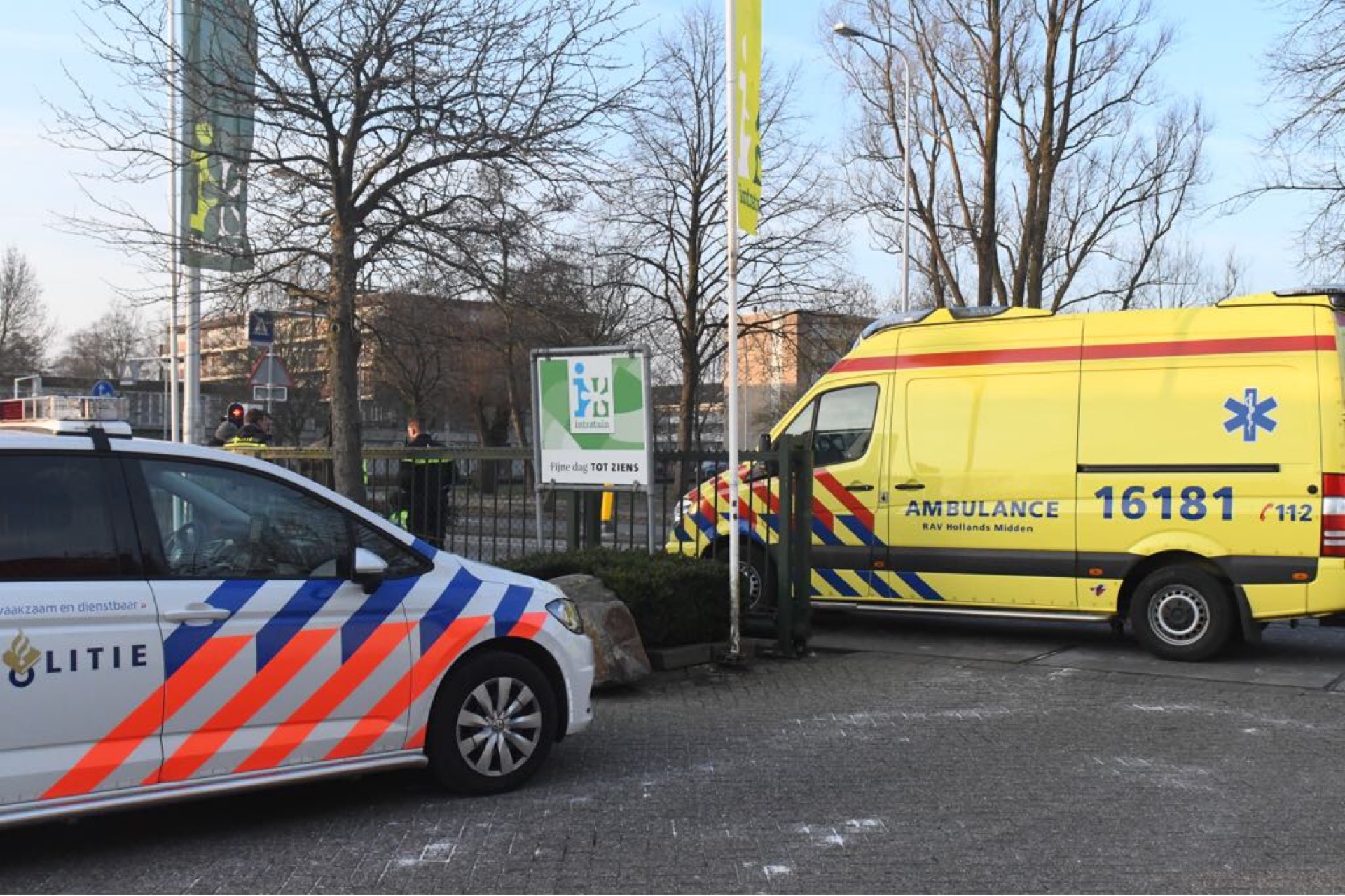 Fietser botst op stilstaande vrachtwagen en raakt gewond, Leidseweg in Voorschoten