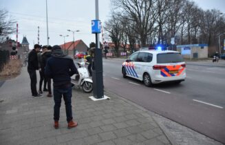 Scooterrijder klapt achterop auto, Vrijheidslaan in Leiden