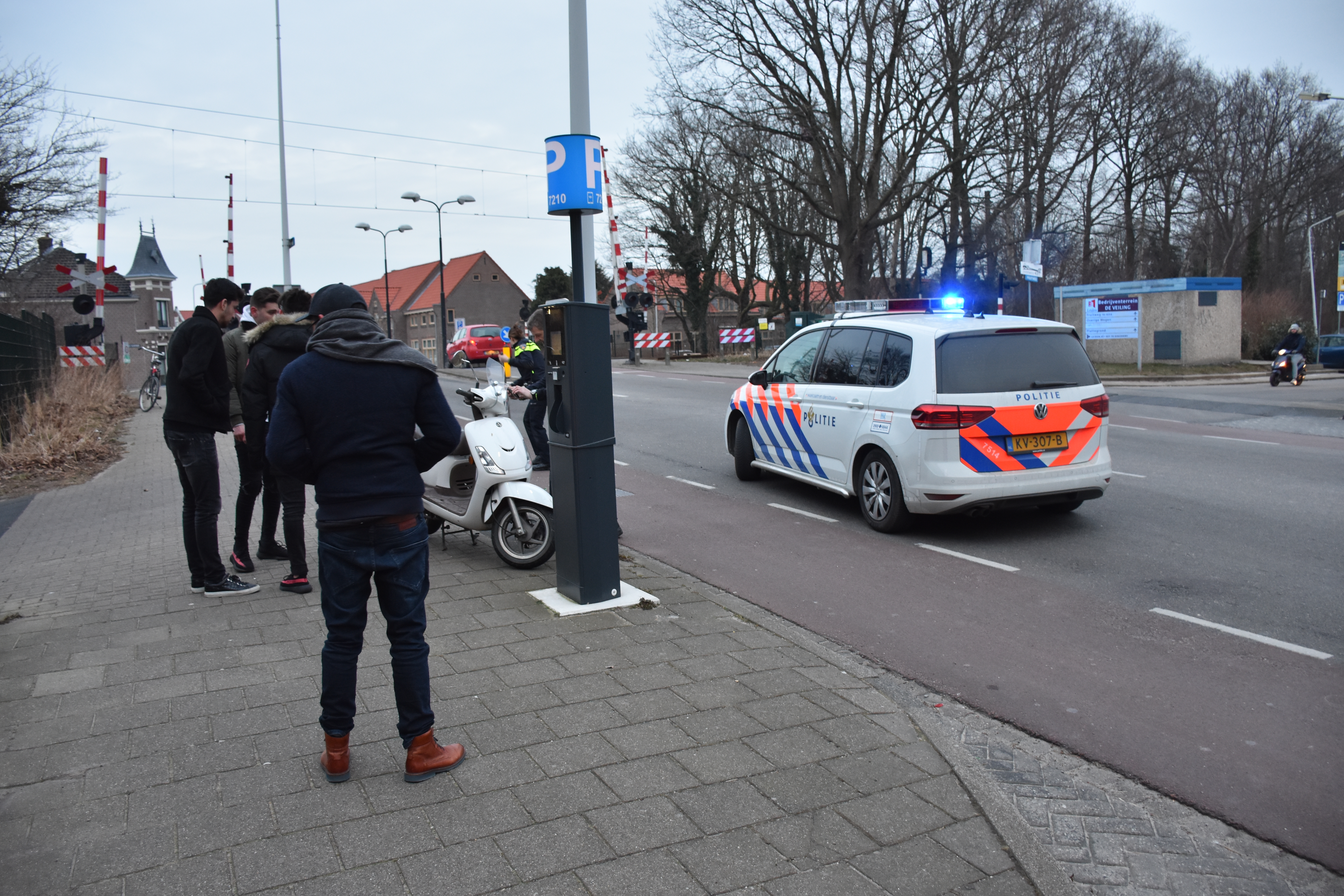 Scooterrijder klapt achterop auto, Vrijheidslaan in Leiden