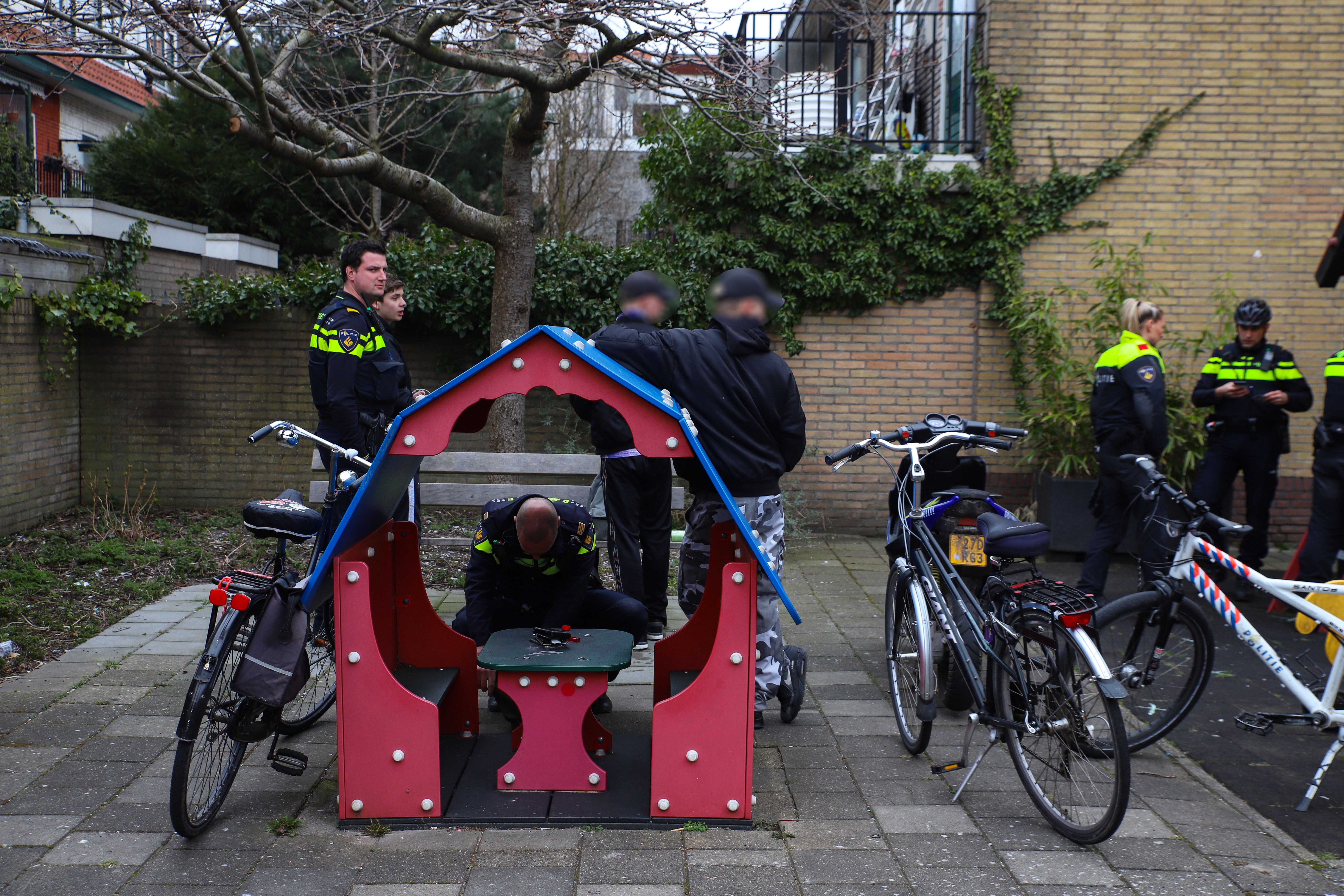 Aanhouding na mogelijke vernielingen op speelplaats, President Steinstraat in Leiden
