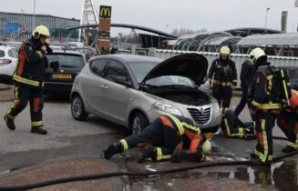 Brandweer blust brand in auto, Plesmanlaan in Leiden
