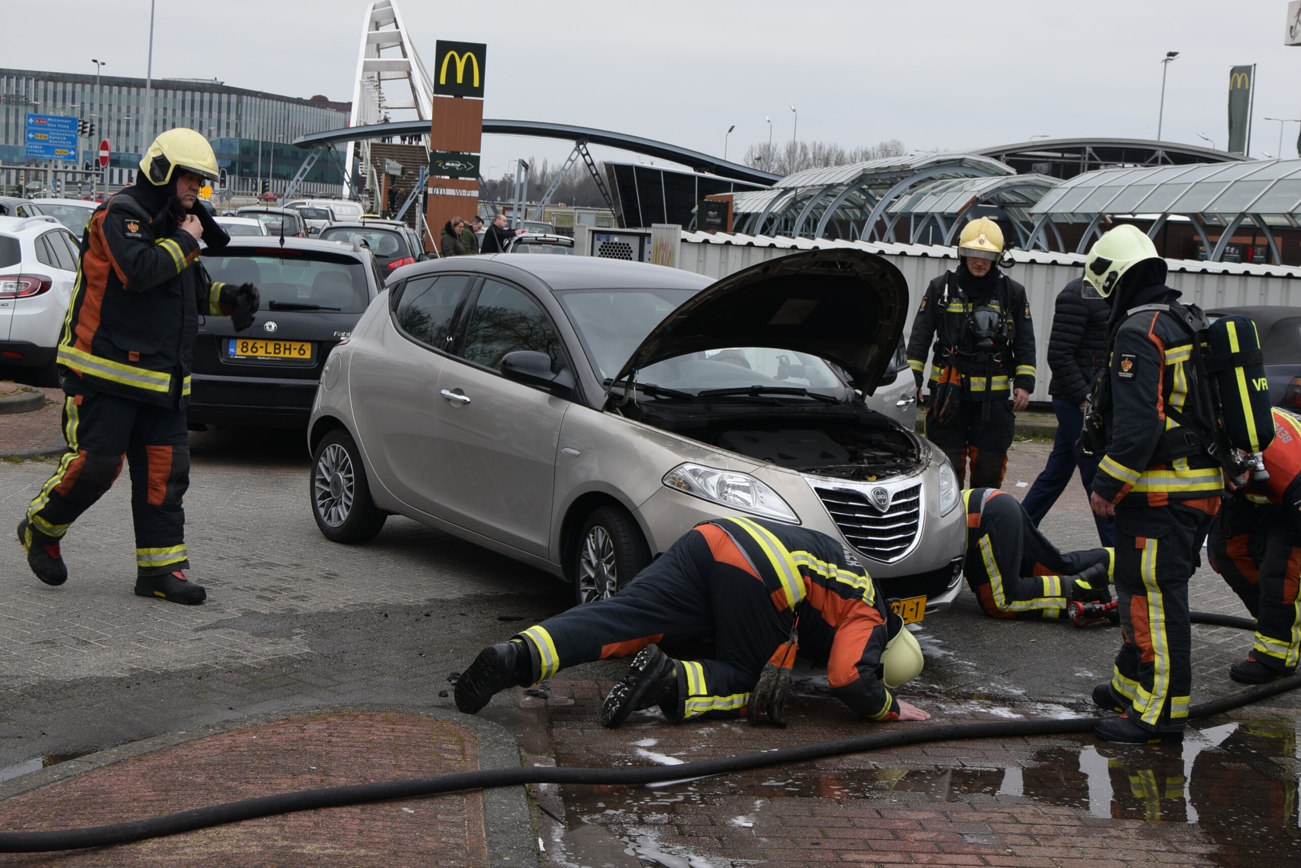 Brandweer blust brand in auto, Plesmanlaan in Leiden