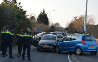 Spookrijdende automobilist veroorzaakt aanrijding, Haarlemmertrekvaart in Oegstgeest