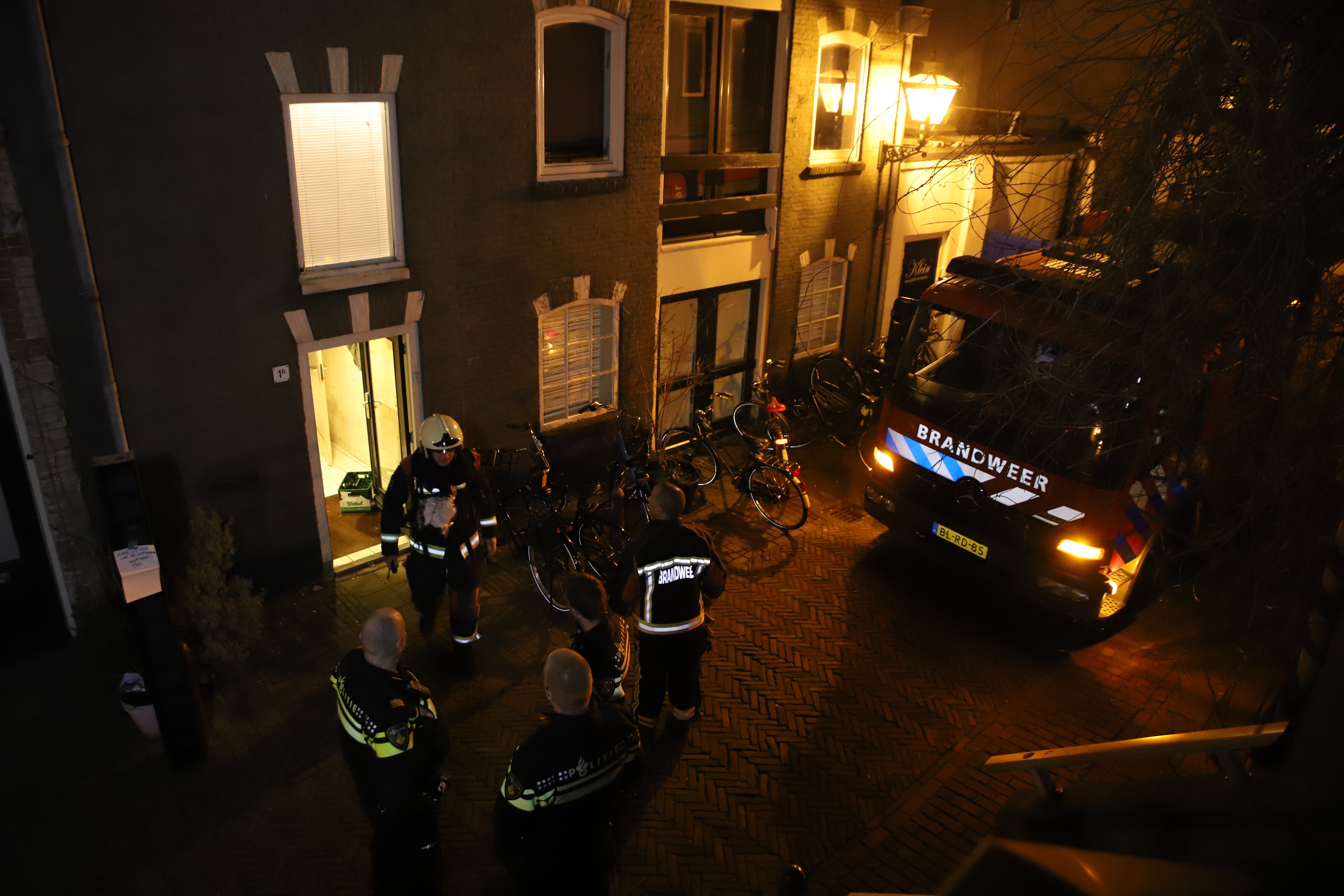 Brandweer doet onderzoek naar brandlucht in woning, Vestestraat in Leiden