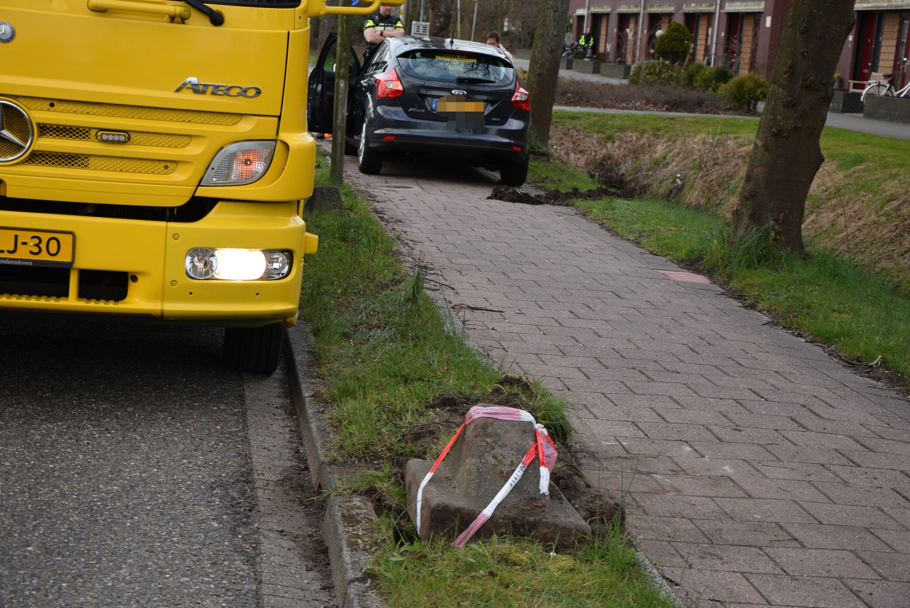 Automobilist ramt betonblok en raakt bijna te water, Hoogmadeseweg in Leiderdorp