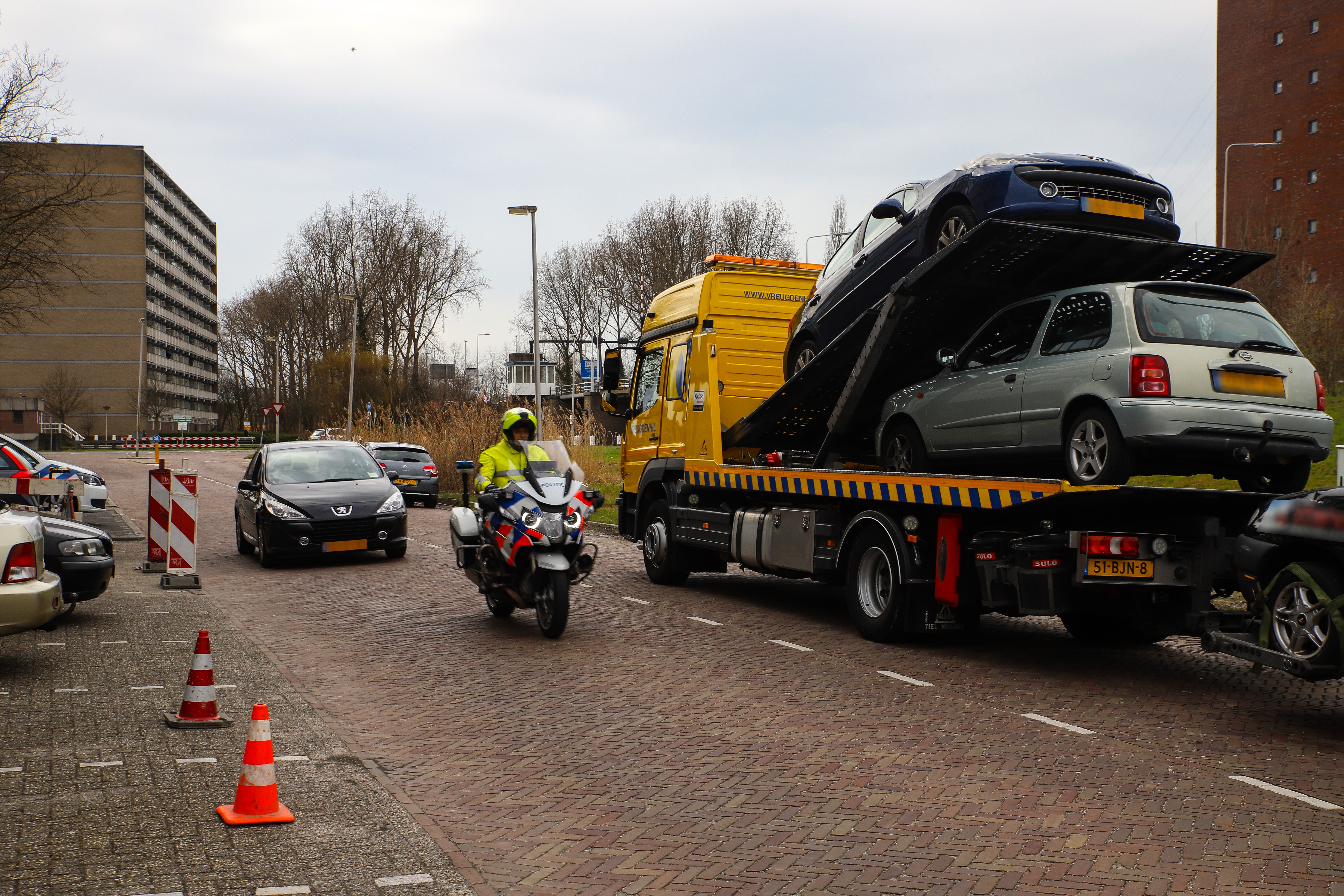 Belastingdienst controle in samenwerking met politie, Leidsedreef in Leiderdorp