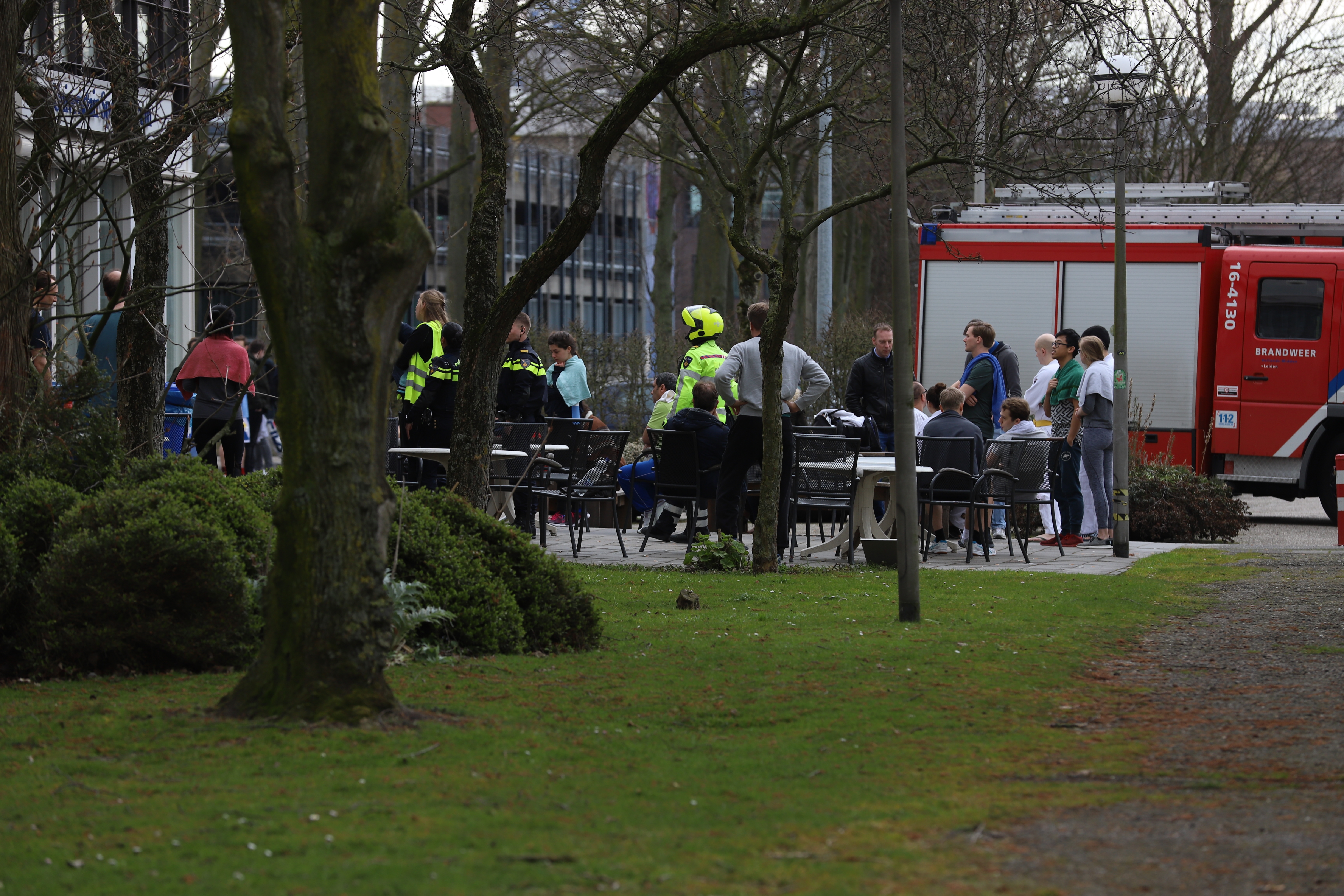 Universitair Sportcentrum ontruimd na vreemde lucht, Einsteinweg in Leiden
