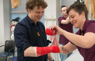 Een populaire activiteit_arm gipsen
