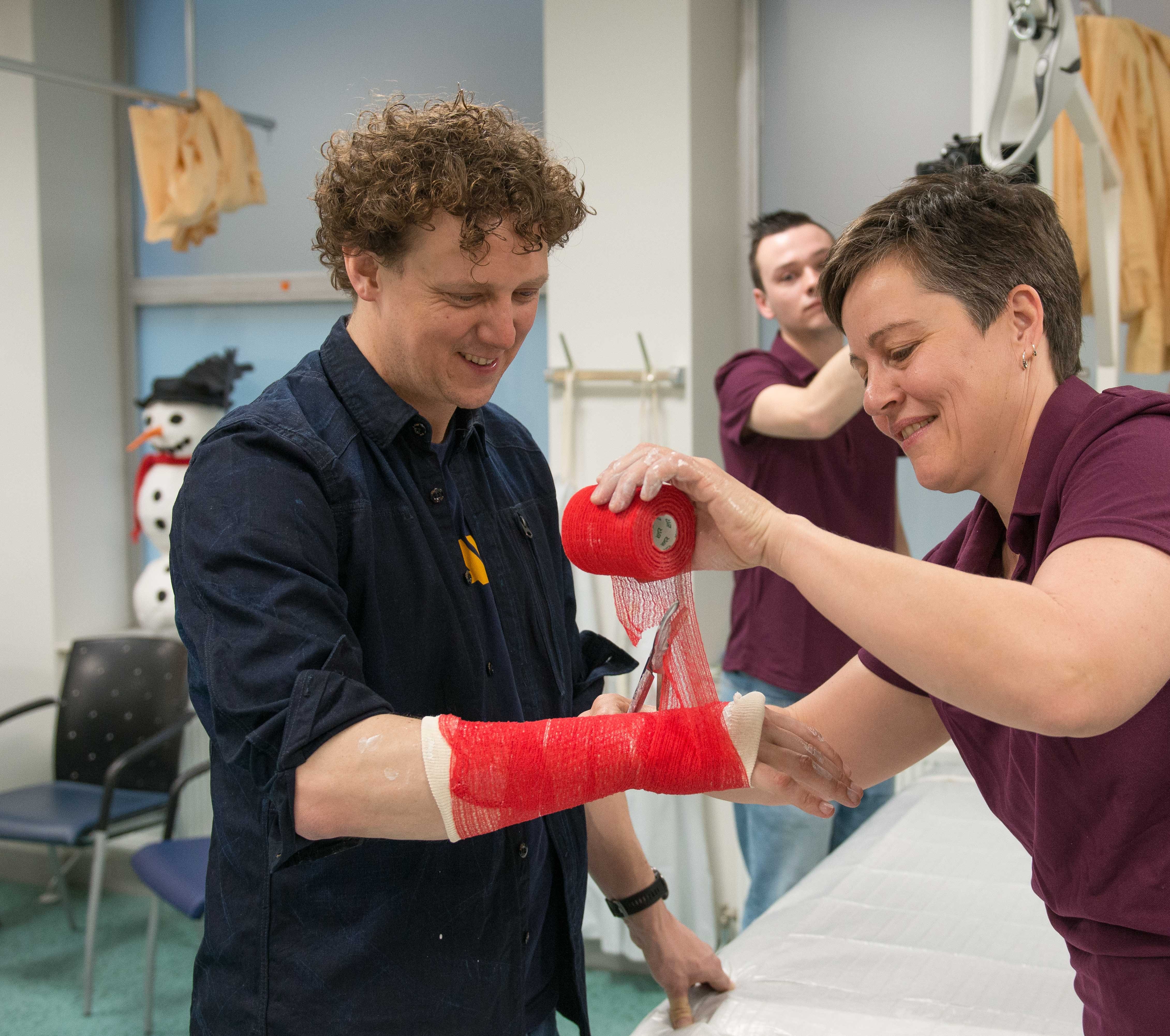 Een populaire activiteit_arm gipsen