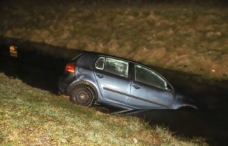Voertuig total-loss na te water raken, Ter Haarplein in Leiden