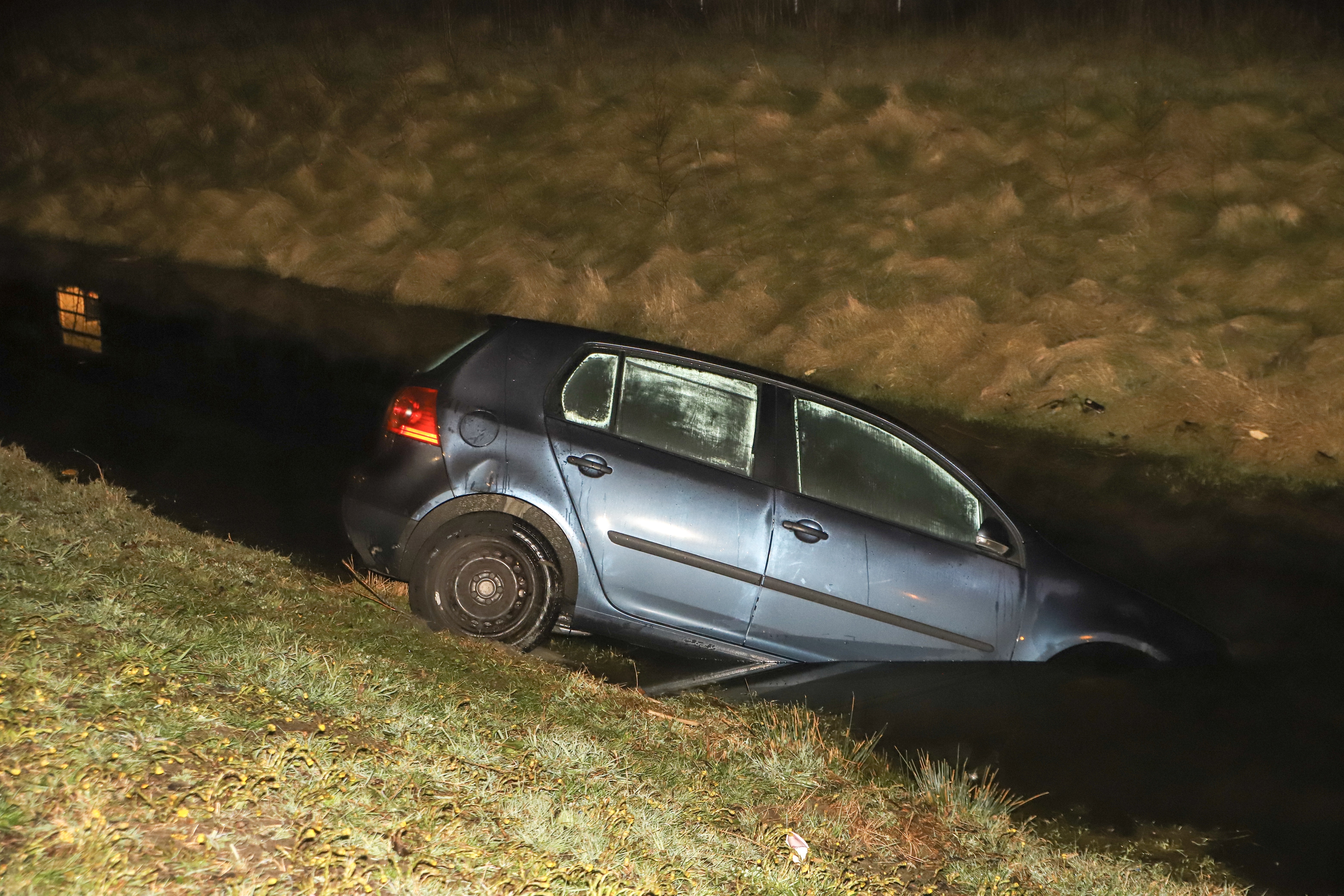 Voertuig total-loss na te water raken, Ter Haarplein in Leiden