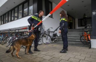 Hulpdiensten rukken massaal uit voor mogelijke vechtpartij, een persoon gewond, Verbeekstraat in Leiden
