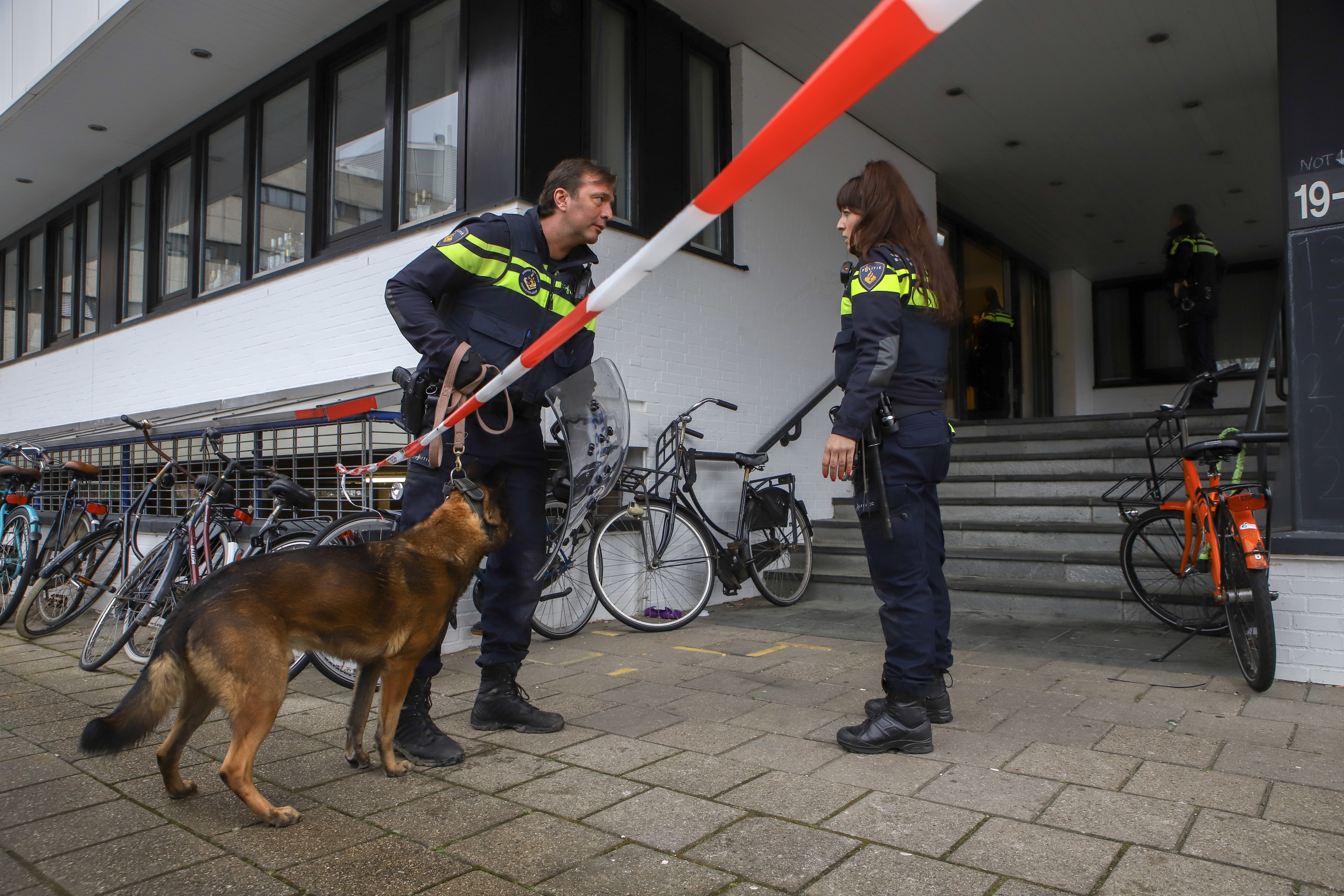 Hulpdiensten rukken massaal uit voor mogelijke vechtpartij, een persoon gewond, Verbeekstraat in Leiden