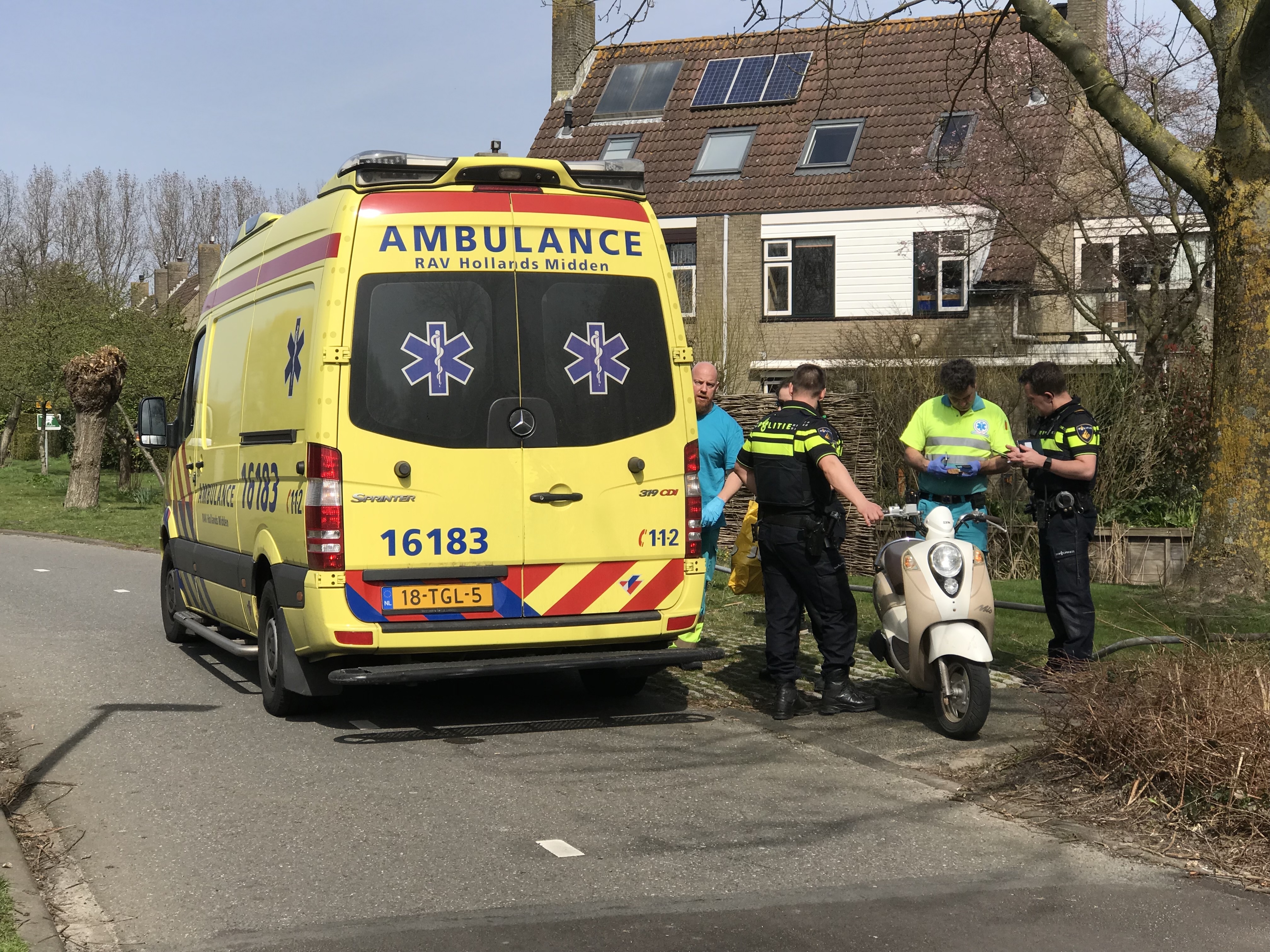 scooterrijdster gewond na botsing met fietser, Veerpolderpad in Leiden