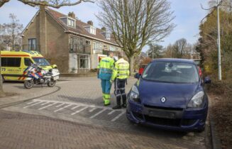Materiële schade na ongeval tussen personenauto en scooter, Uhlenbeckkade in Leiden
