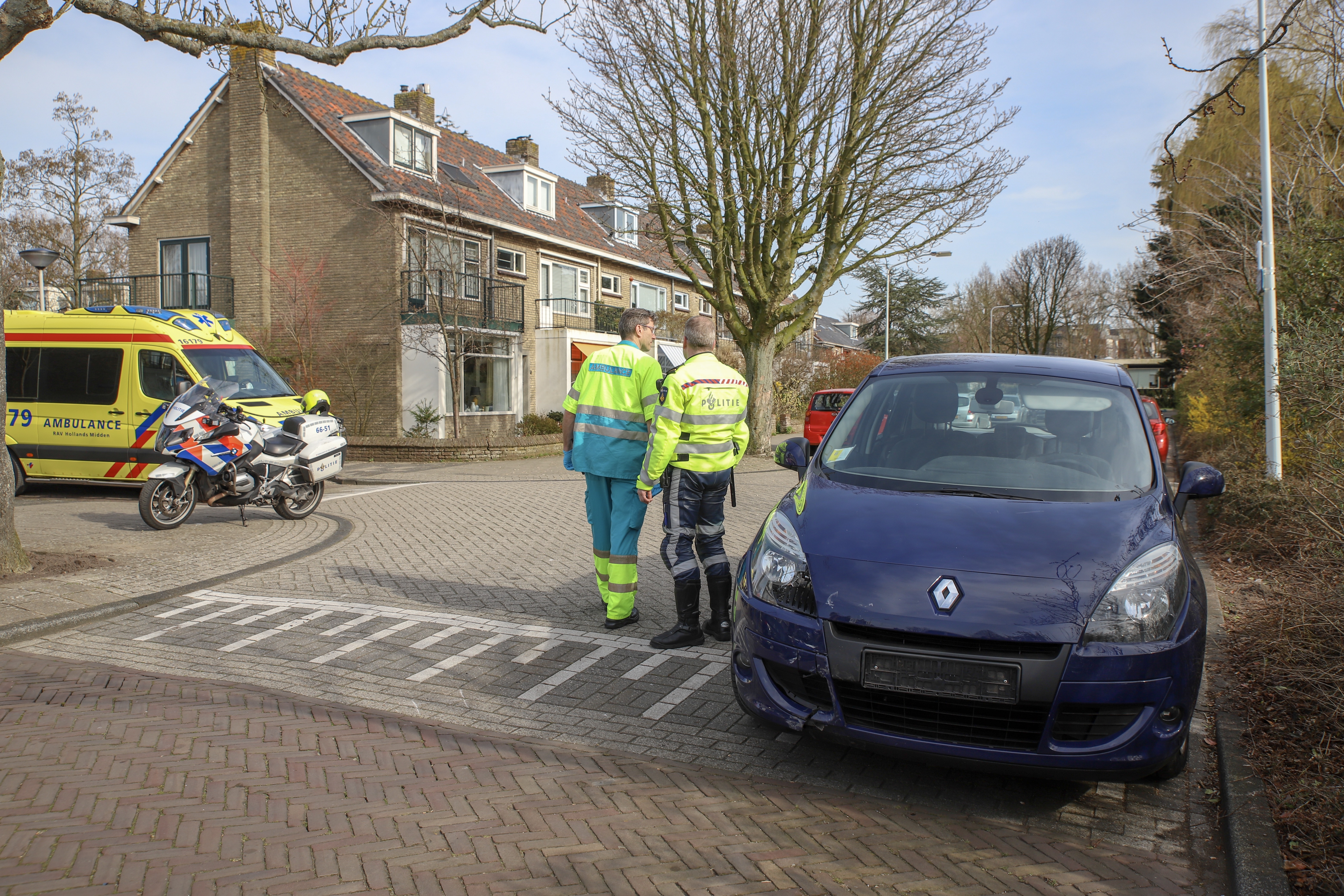 Materiële schade na ongeval tussen personenauto en scooter, Uhlenbeckkade in Leiden
