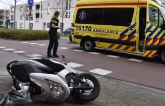 Snorscooterrijdster gewond na botsing met personenauto, Stevenshofdreef in Leiden