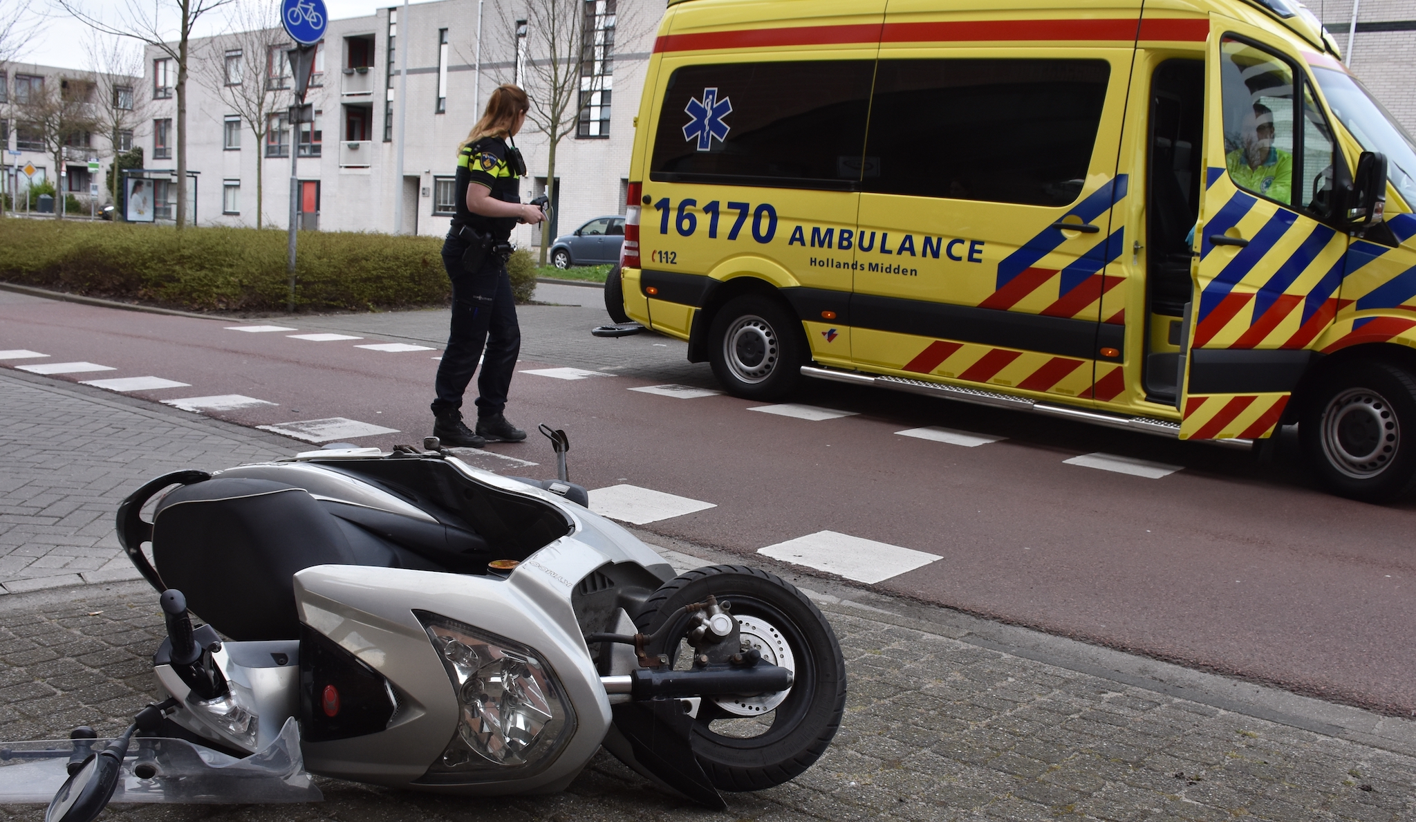 Snorscooterrijdster gewond na botsing met personenauto, Stevenshofdreef in Leiden