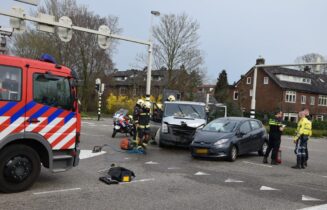 Flinke aanrijding tussen twee voertuigen, Persant Snoepweg in Leiderdorp