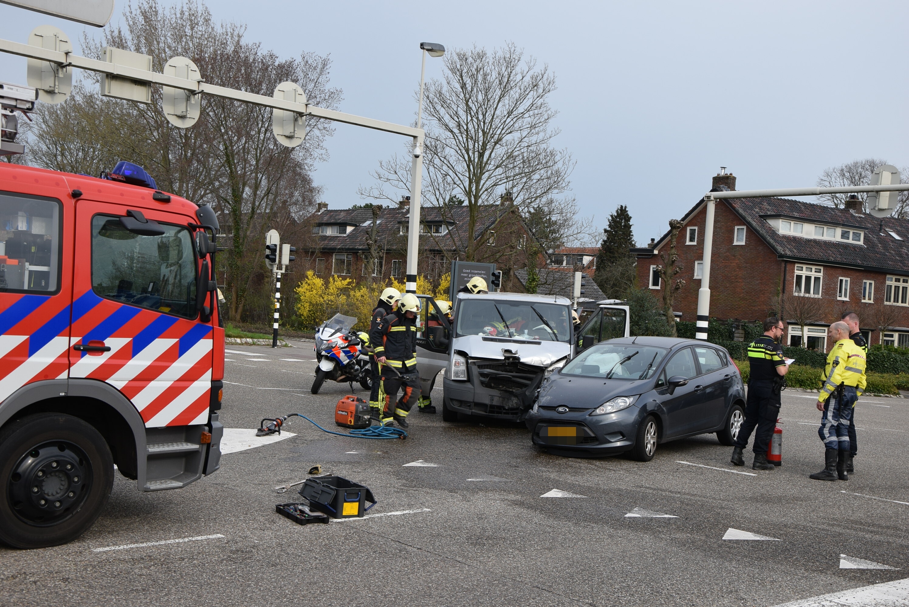 Flinke aanrijding tussen twee voertuigen, Persant Snoepweg in Leiderdorp