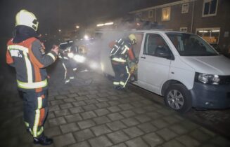 Brandweer rukt uit voor brand in bestelbus, Beatrixstraat in Leiden