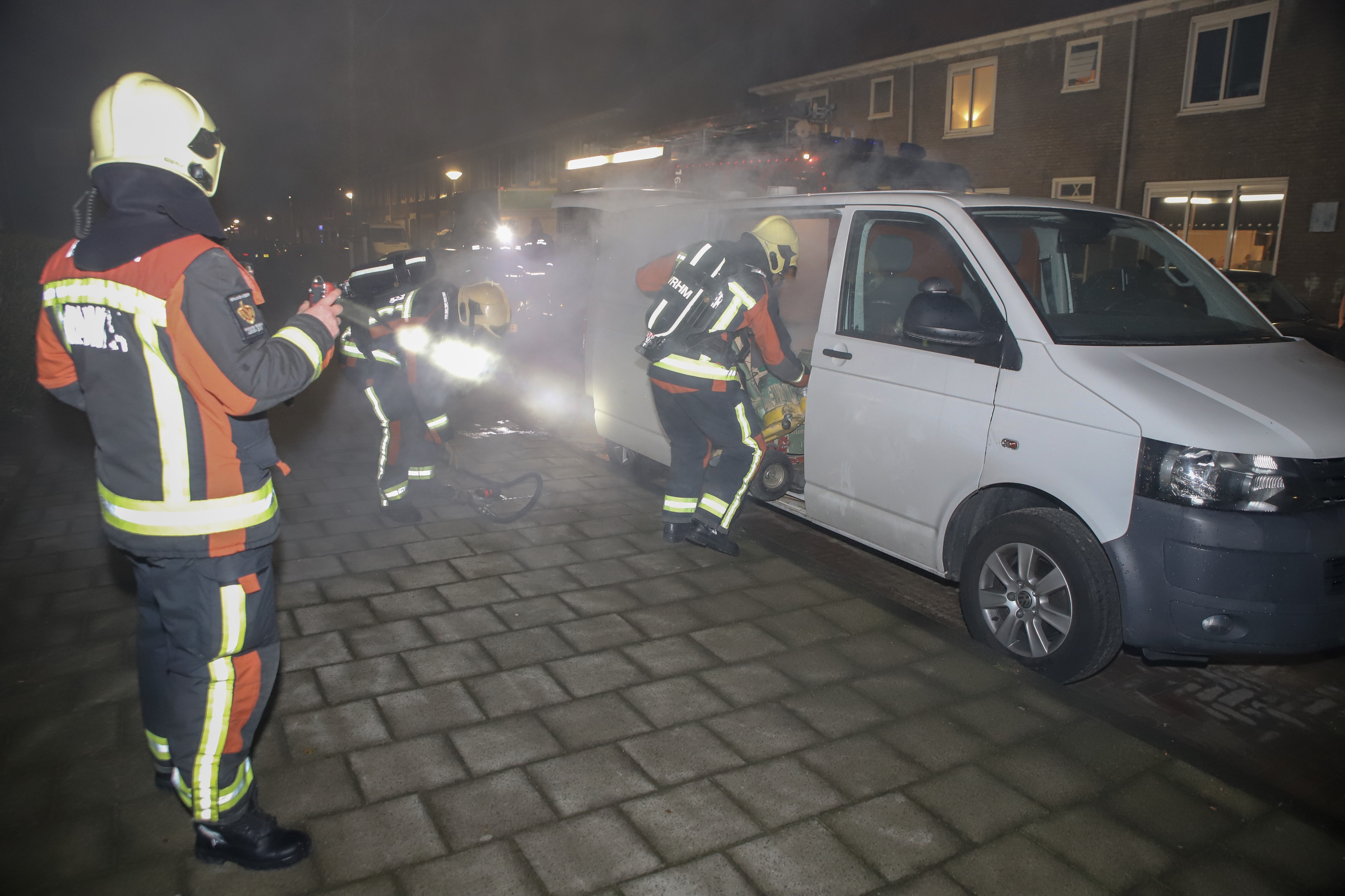 Brandweer rukt uit voor brand in bestelbus, Beatrixstraat in Leiden