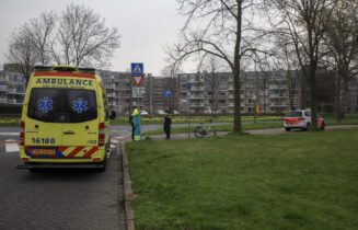 Fietser lichtgewond na botsing met personenauto, Houtschans in Leiderdorp