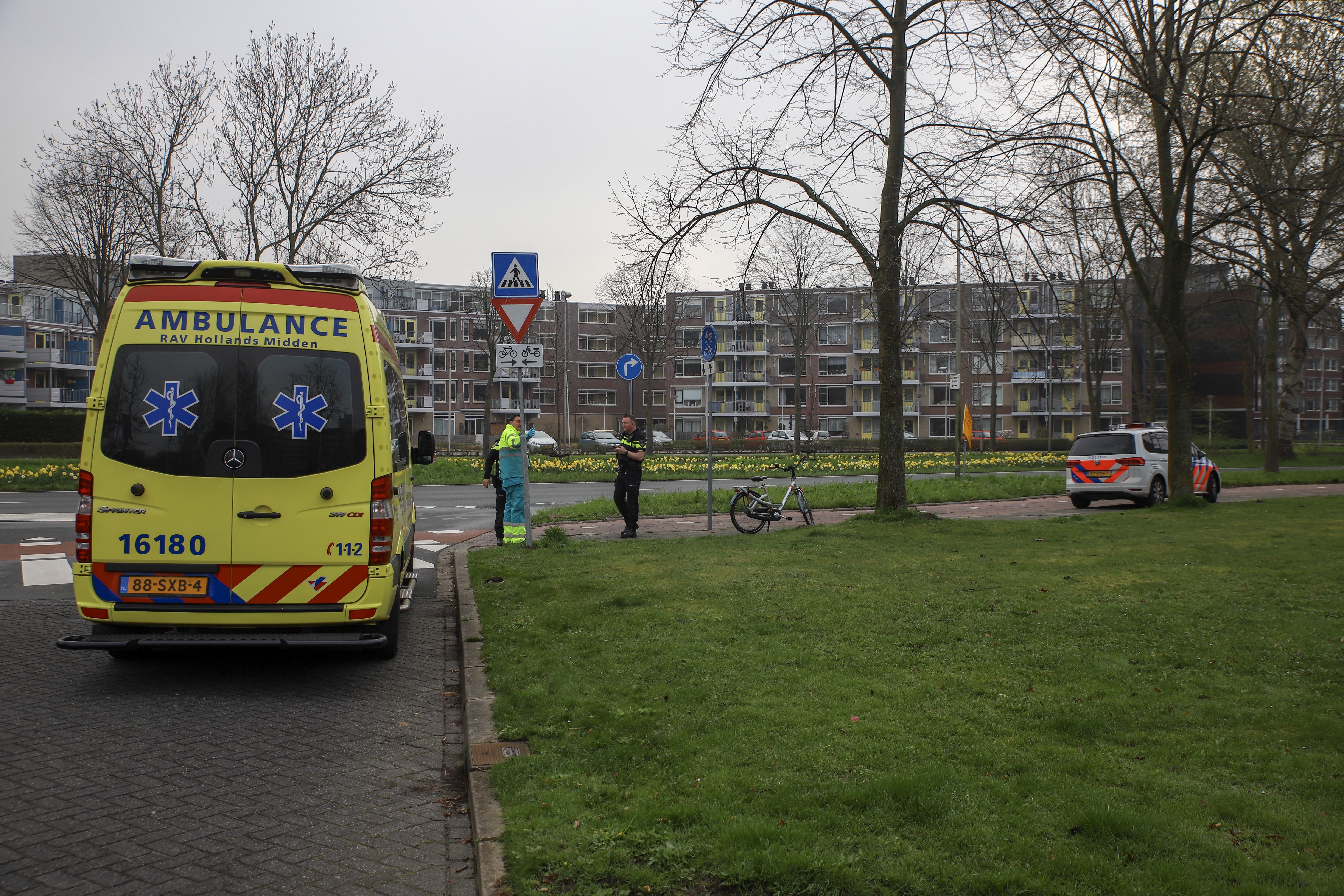 Fietser lichtgewond na botsing met personenauto, Houtschans in Leiderdorp
