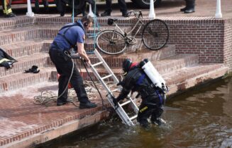 Brandweer oefent duiken rondom de Rembrandtbrug, Kort Galgewater in Leiden