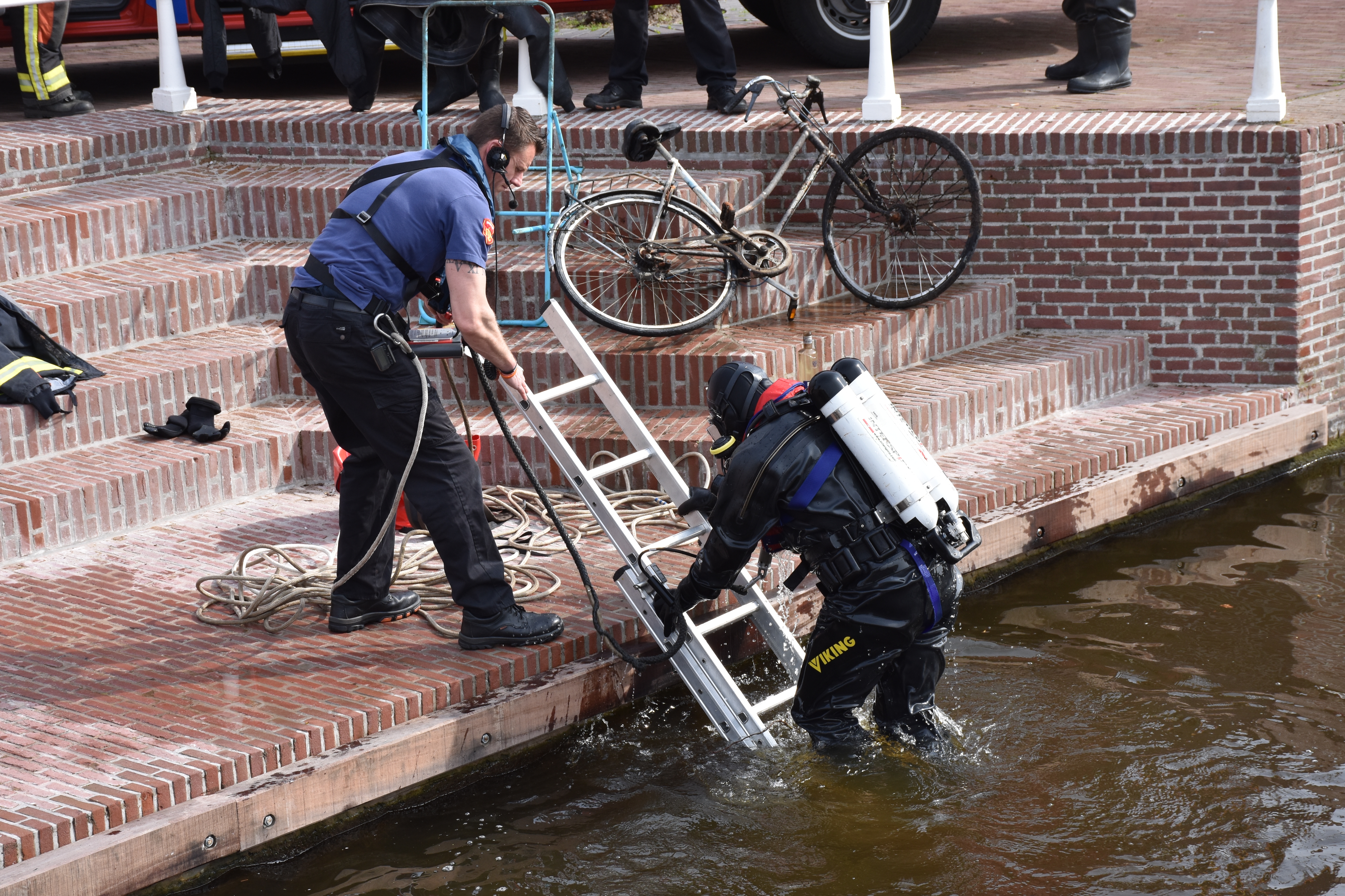 Brandweer oefent duiken rondom de Rembrandtbrug, Kort Galgewater in Leiden