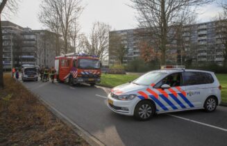 Auto lekt vloeistof na aanrijding tussen twee voertuigen, Leeghwaterstraat in Leiden