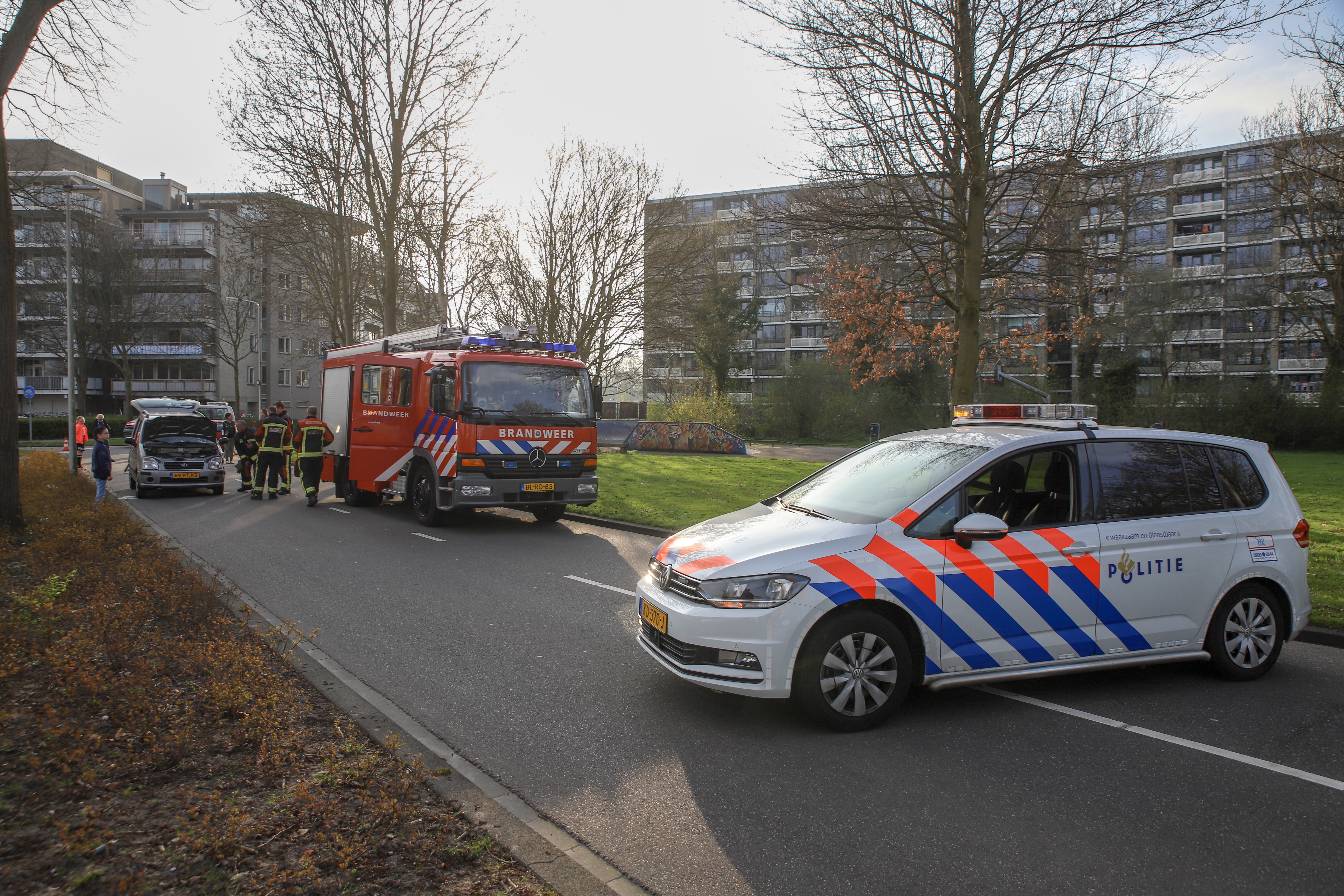Auto lekt vloeistof na aanrijding tussen twee voertuigen, Leeghwaterstraat in Leiden