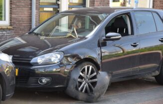 Personenauto in de kreukels na uitwijk actie, Willem de Zwijgerlaan in Leiden