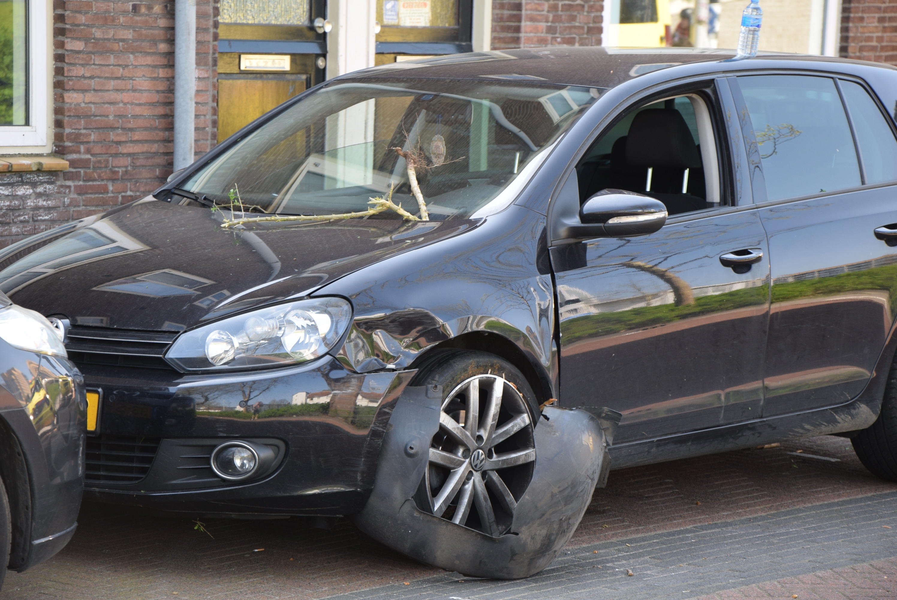 Personenauto in de kreukels na uitwijk actie, Willem de Zwijgerlaan in Leiden
