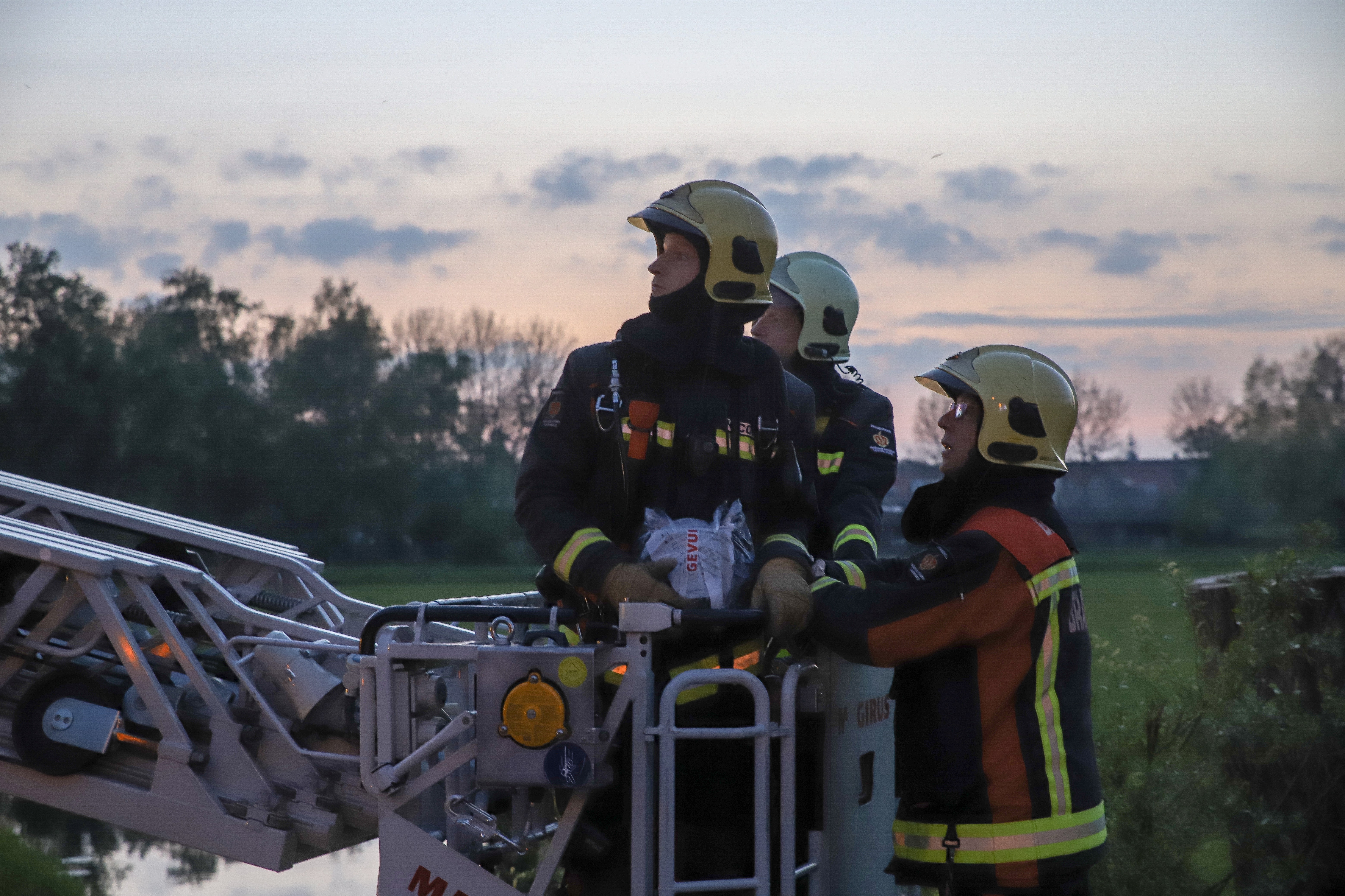 Brandweer rukt uit voor schoorsteenbrand, Achthovenerweg in Leiderdorp