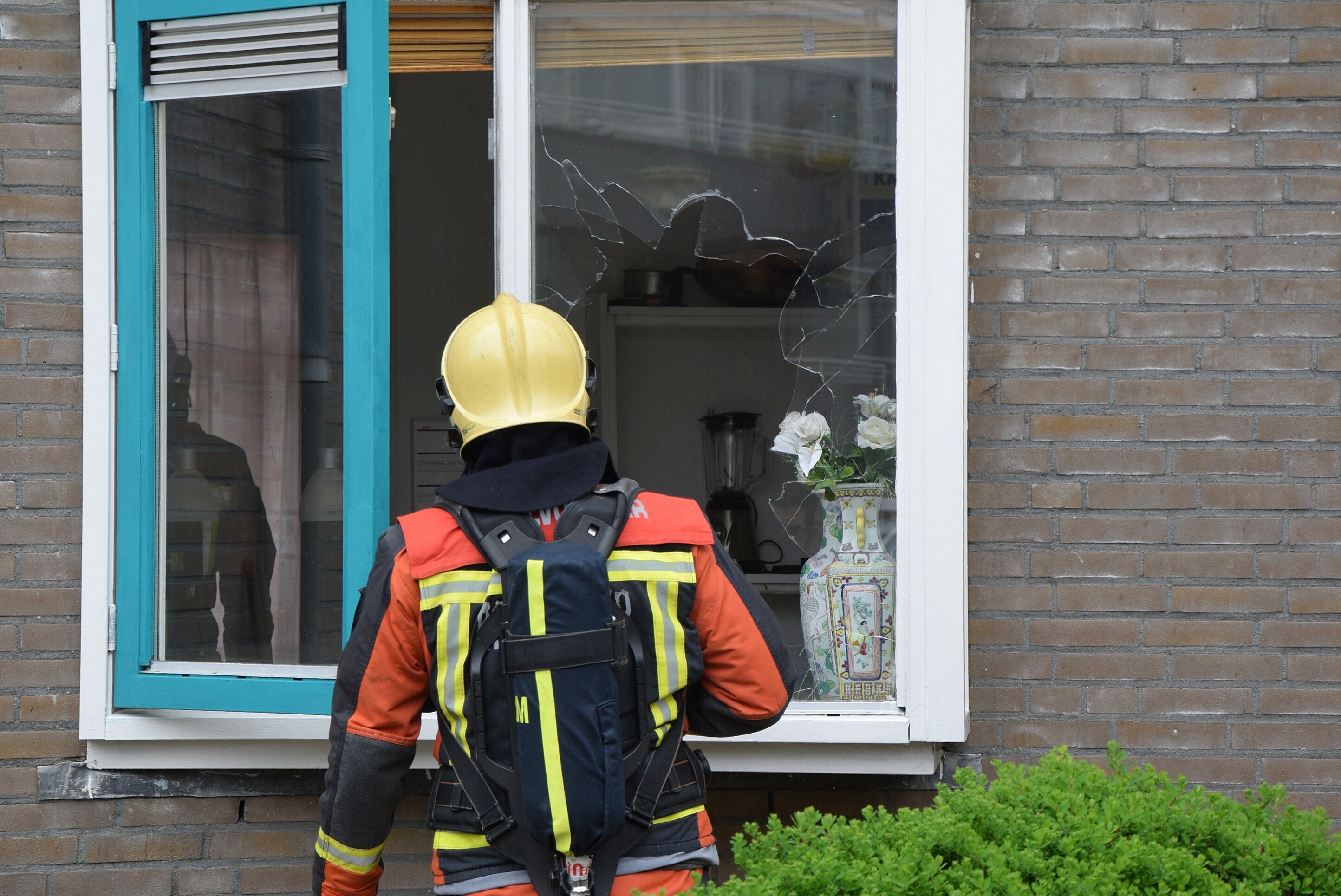 Rook uit kapotgeslagen raam van woning, Vorstenhof in Leiderdorp