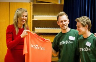 Erevoorzitter-koningin-Maxima-van-de-stichting-Meer-Muziek-in-de-Klas-heeft-donderdag-de-pabo-van-de-Hogeschool-Leiden-bezocht-Ze-heeft-daar-een-workshop-digitaal-componeren-bijgewoond