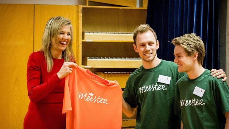 Erevoorzitter-koningin-Maxima-van-de-stichting-Meer-Muziek-in-de-Klas-heeft-donderdag-de-pabo-van-de-Hogeschool-Leiden-bezocht-Ze-heeft-daar-een-workshop-digitaal-componeren-bijgewoond