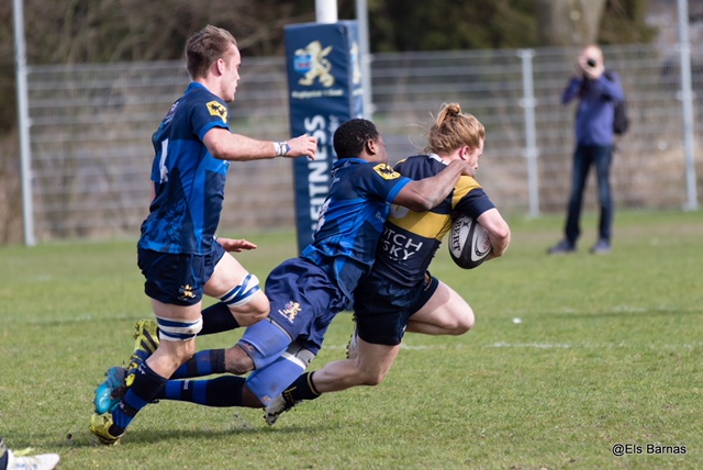 Hoge tackel van 't Gooi op Benjamin Garcia