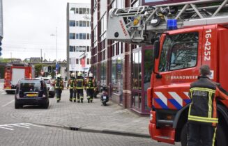 Brandweer doet onderzoek naar brandlucht in kinderdagverblijf, Schipholweg in Leiden