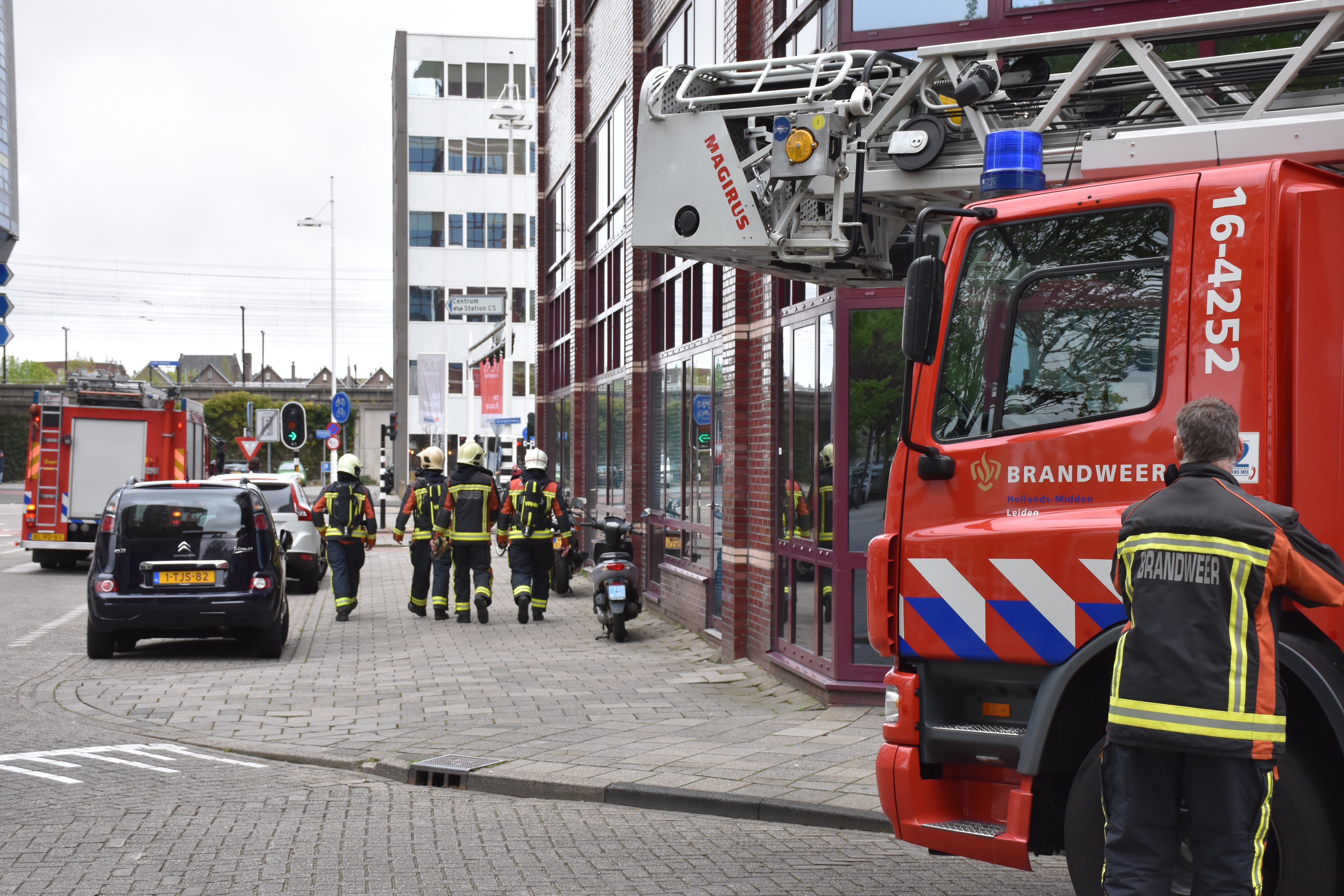 Brandweer doet onderzoek naar brandlucht in kinderdagverblijf, Schipholweg in Leiden
