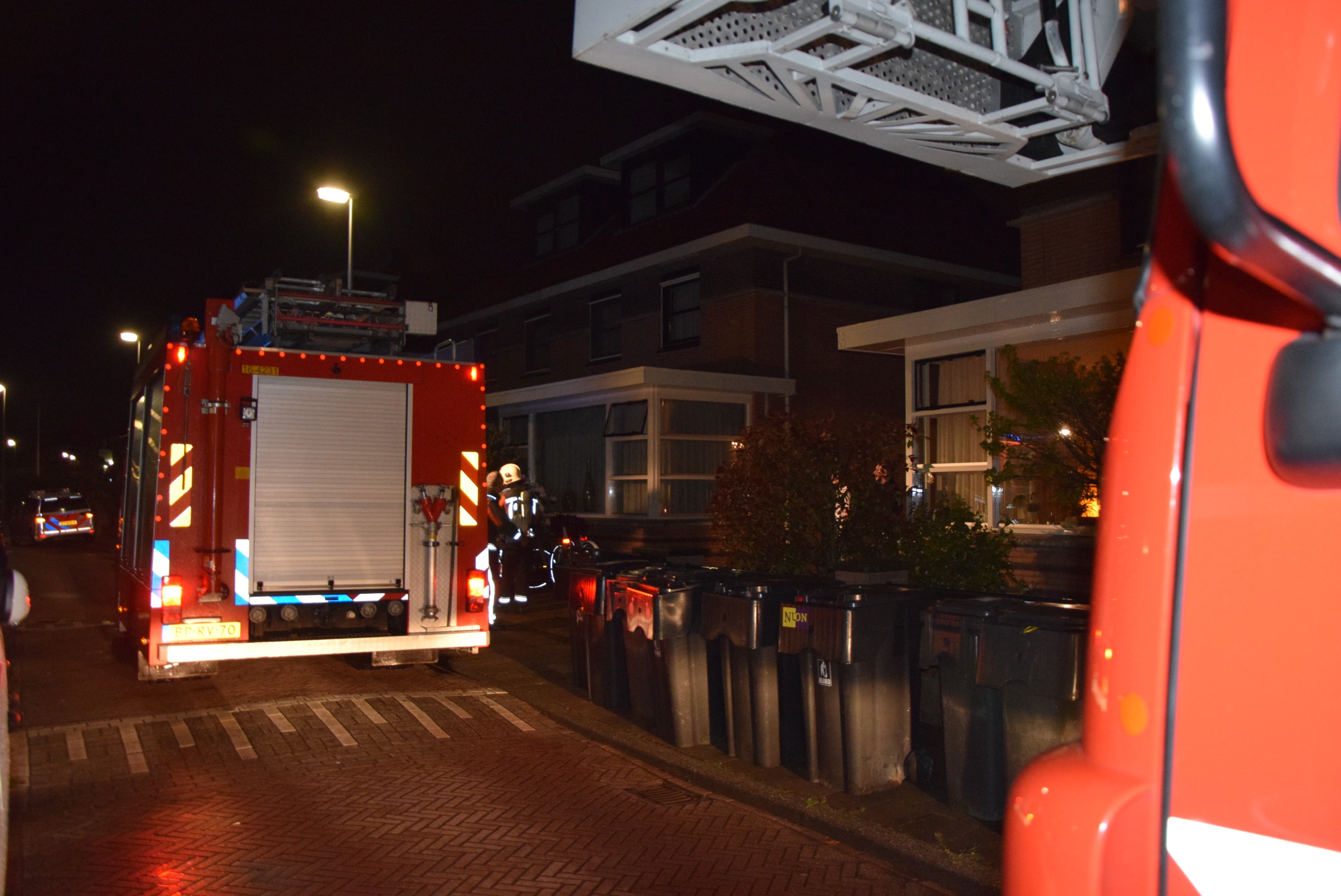 Brandweer rukt uit voor schoorsteenbrand, Jacoba van Beierenlaan in Leiderdorp