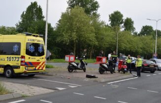 Maaltijden van maaltijdbezorger sneuvelen na aanrijding, Voorschoterweg in Leiden