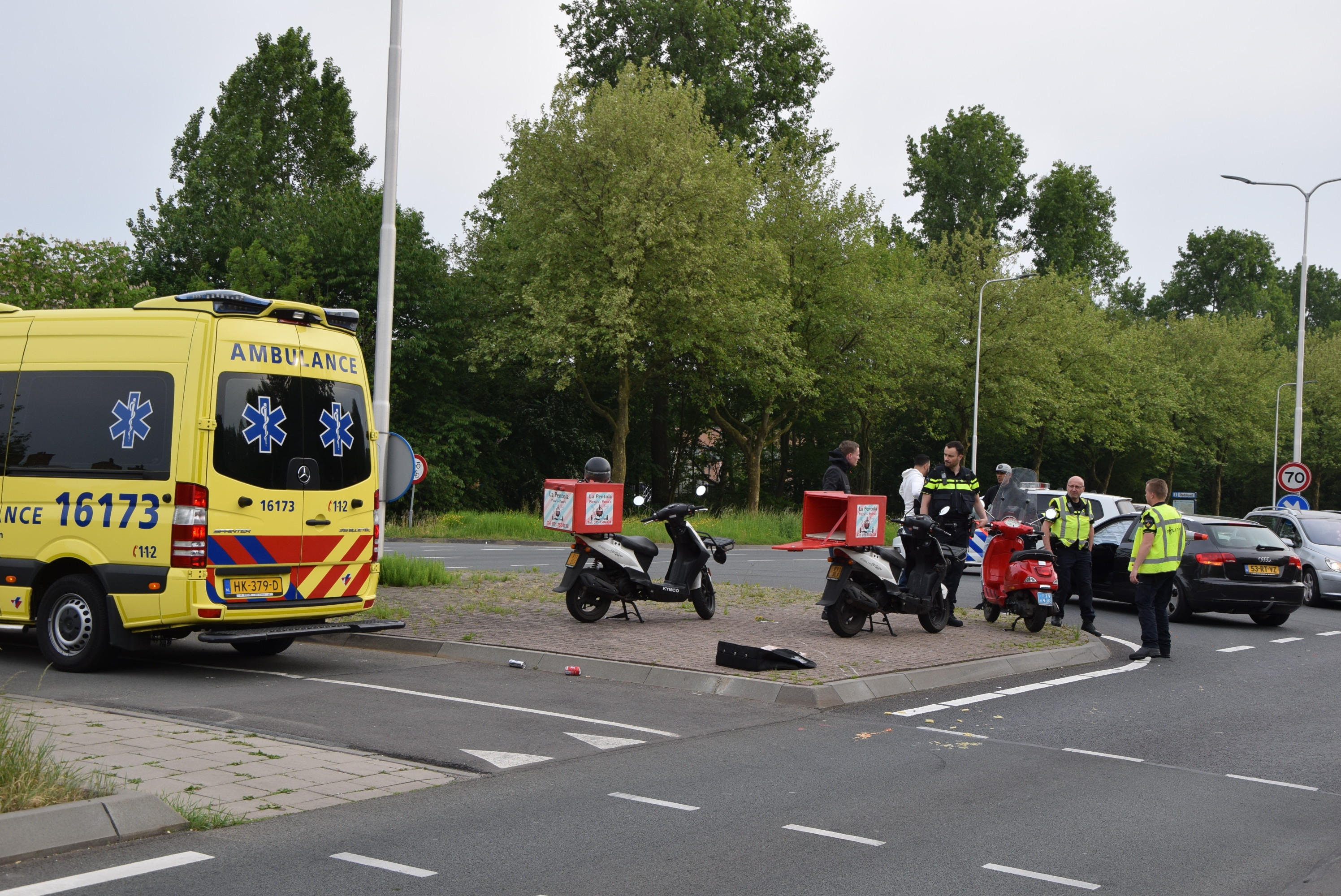 Maaltijden van maaltijdbezorger sneuvelen na aanrijding, Voorschoterweg in Leiden